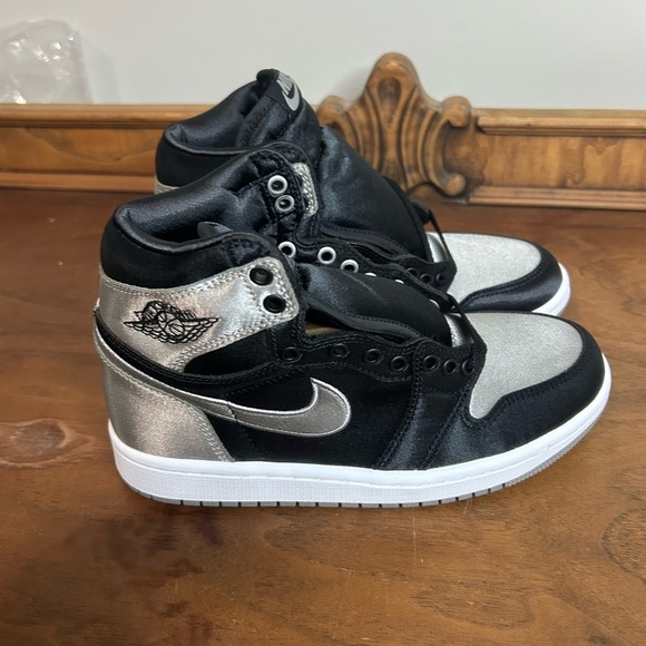 NIB Women’s Air Jordan 1 Retro HI OG, Size 5 - Picture 4 of 7